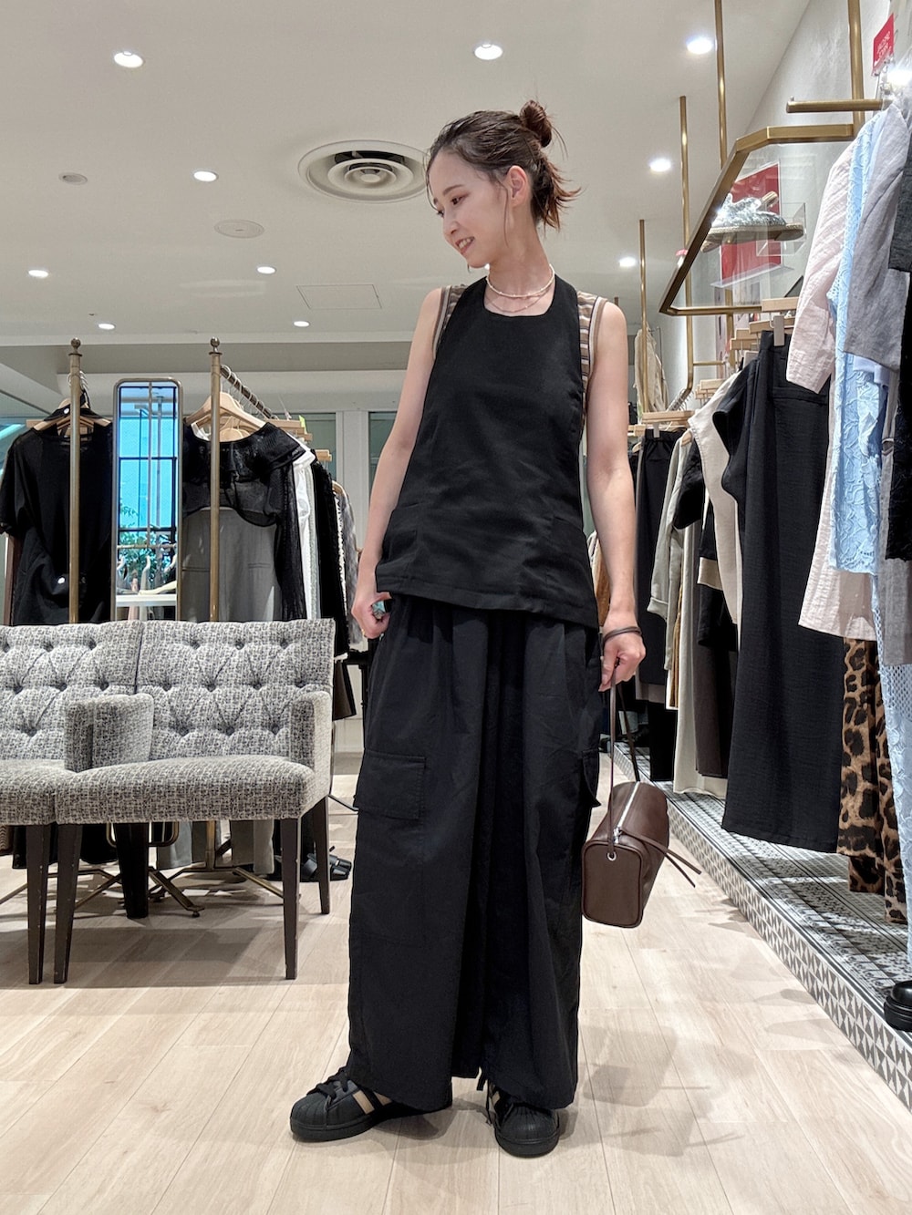 「カーゴパンツ、ブラウン、秋服準備はじめました、秋服、秋のコーデ、オトナカワイイ、おでかけコーデ、大人コーデ、シンプル、おしゃれさんと繋がりたい、カジュアルコーデ、初秋のパンツスタイル、カラーコーデ、秋色、モノトーンコーデ」｜「Omekashiのランダムリブボーダータンクトップ（タンクトップ、ブラウン系）」を使った、AYAKAさん（骨格ウェーブ・レディース・159cm）の秋コーディネートの2枚目の写真