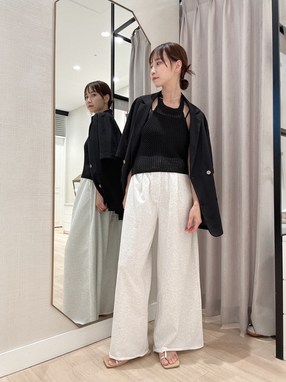 「夏コーデ、パンツコーデ、夏服コーデ、大人カジュアルコーデ、ゆるコーデ、涼しいコーデ、夏服、着回しコーデ、ヘルシーコーデ、夏ファッション」｜「Omekashiのスウェットワイドパンツ（その他パンツ、グレー系）」を使った、AYAKAさん（骨格ウェーブ・レディース・159cm）の夏コーディネートの4枚目の写真
