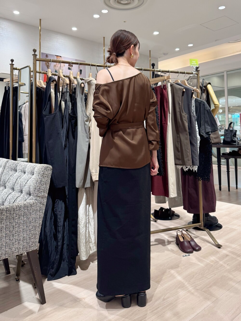 「ブラウン、オトナ女子、オトナカワイイ、30代コーデ」｜「Omekashiのドレープブラウス（シャツ/ブラウス、ブラウン系）」を使った、AYAKAさん（骨格ウェーブ・レディース・159cm）の夏コーディネートの5枚目の写真