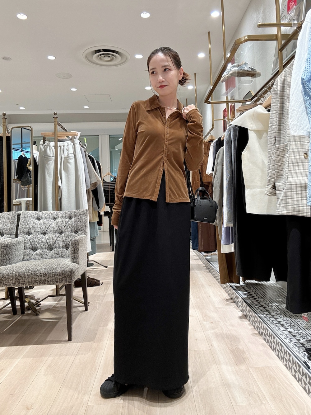 「秋服準備はじめました、初秋コーデ、シンプルスタイル、大人コーデ、キレイめカジュアル、秋色、オトナ女子、お出かけコーデ、スポーツミックス」｜「Omekashiのシアーベロア襟付きカーディガン（Tシャツ/カットソー、イエロー系）」を使った、AYAKAさん（骨格ウェーブ・レディース・159cm）の秋コーディネートの6枚目の写真