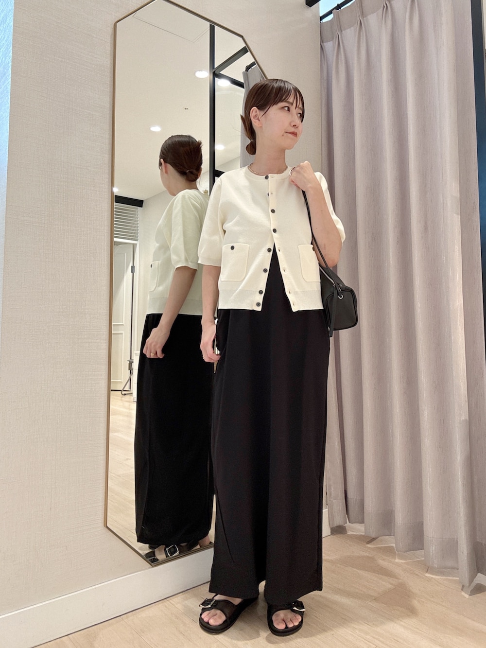 「モノトーン、着こなしのちょこっとテク、お出かけコーデ、秋、大人女子、夏ファッション、シンプルスタイル、夏服コーデ」｜「OmekashiのOnfキャミワンピース（ワンピース、ブラック系）」を使った、AYAKAさん（骨格ウェーブ・レディース・159cm）の夏コーディネートの2枚目の写真