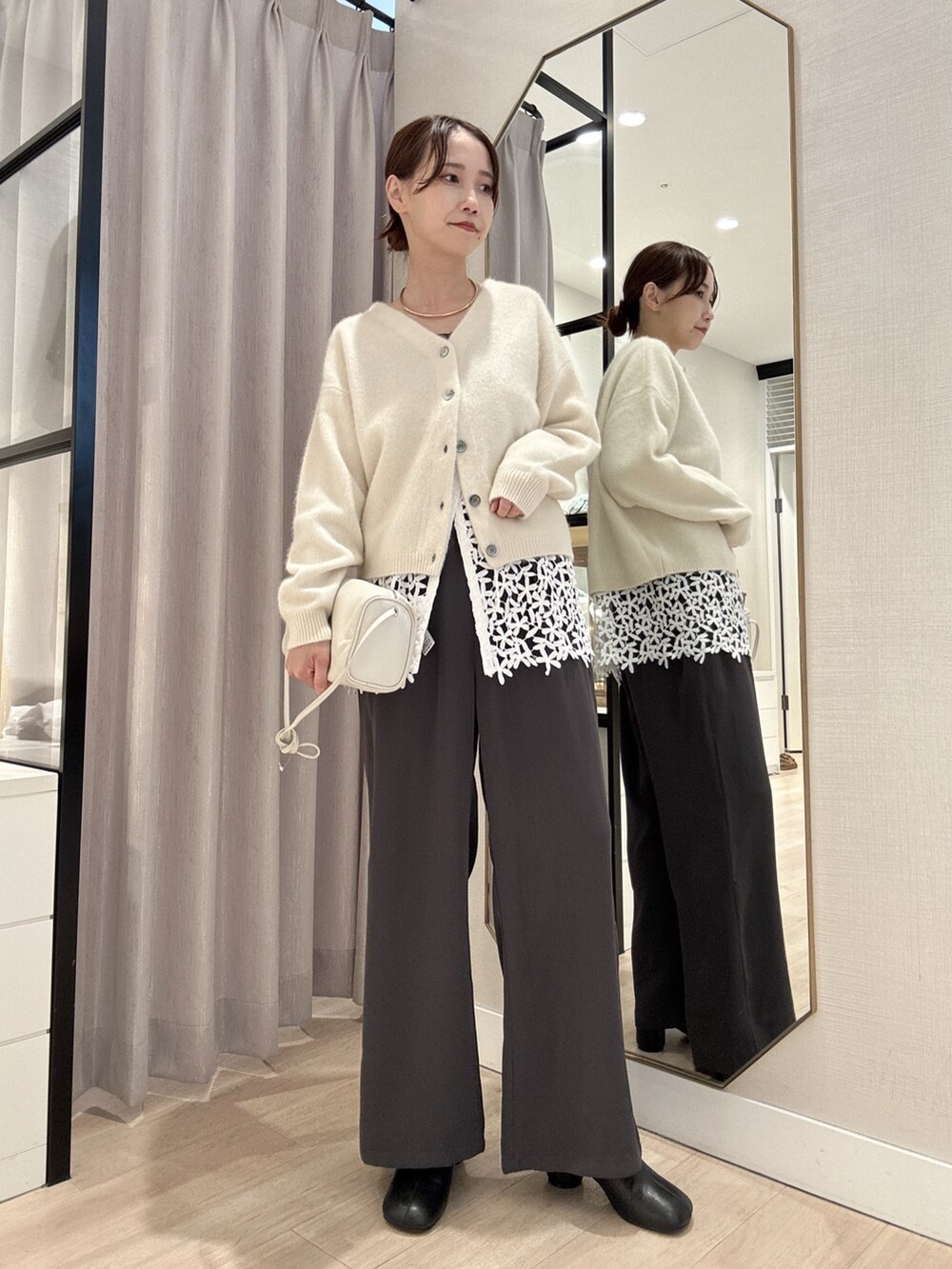 ホワイト系のカーディガン/ボレロ、ホワイト系のキャミソール、グレー系のその他パンツを着用したレディースの秋コーディネートの3枚目の写真