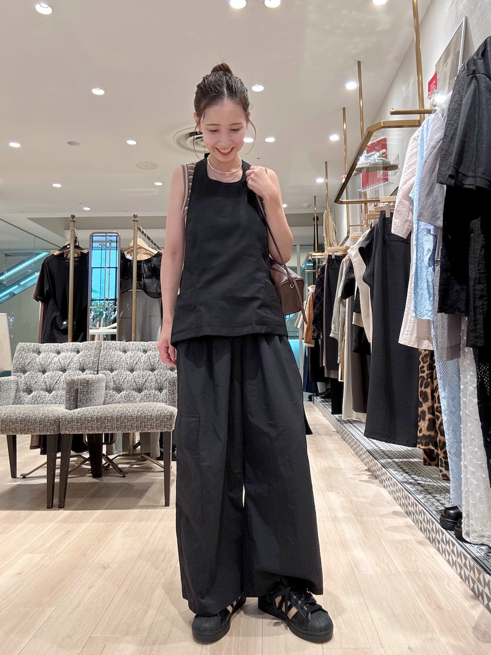 「カーゴパンツ、ブラウン、秋服準備はじめました、秋服、秋のコーデ、オトナカワイイ、おでかけコーデ、大人コーデ、シンプル、おしゃれさんと繋がりたい、カジュアルコーデ、初秋のパンツスタイル、カラーコーデ、秋色、モノトーンコーデ」｜「Omekashiのランダムリブボーダータンクトップ（タンクトップ、ブラウン系）」を使った、AYAKAさん（骨格ウェーブ・レディース・159cm）の秋コーディネートの6枚目の写真