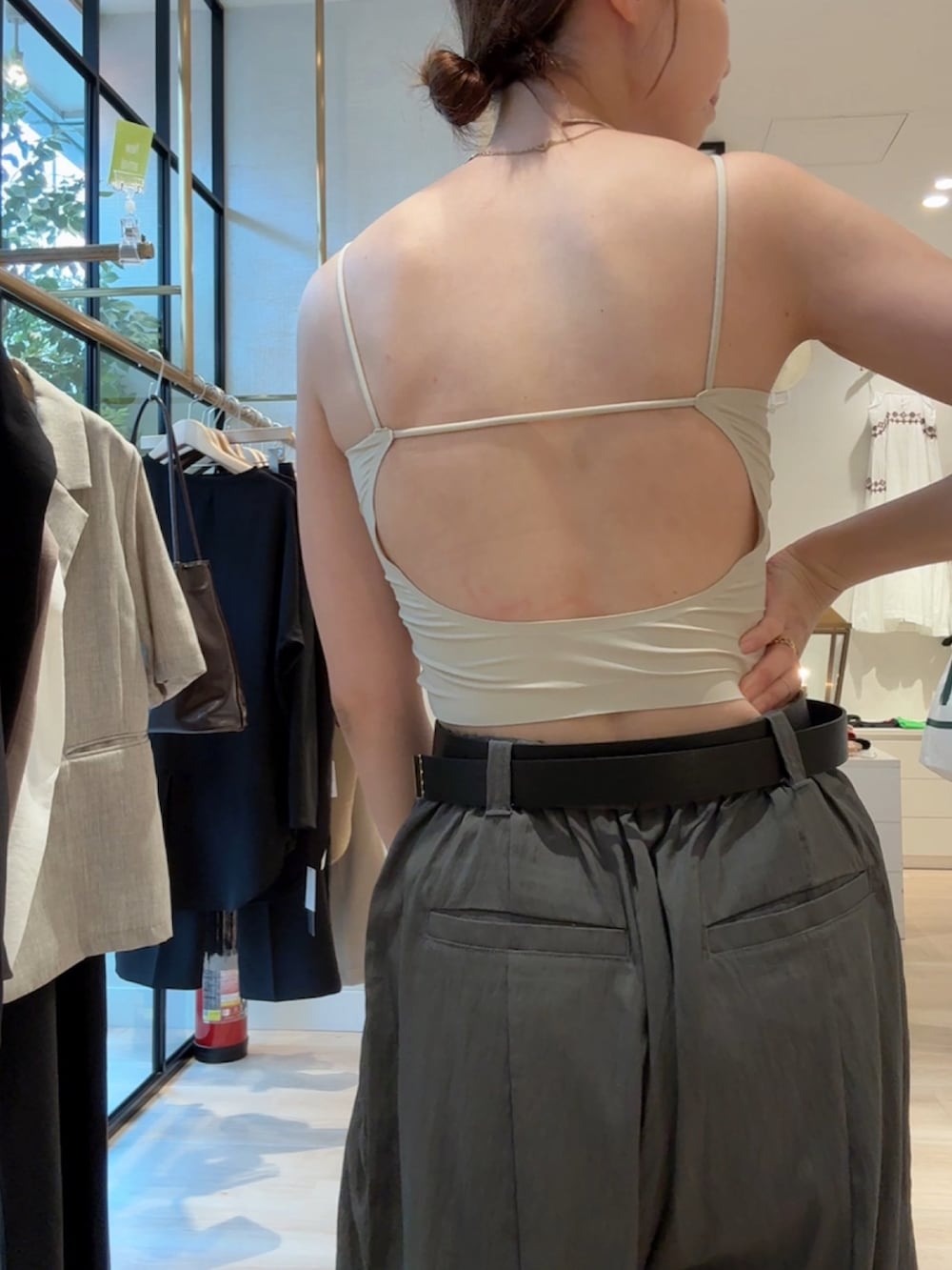 「大人ファッション、夏ファッション、夏服」｜「Omekashiのシームレスキャミソール（キャミソール、ホワイト系）」を使った、AYAKAさん（骨格ウェーブ・レディース・159cm）の夏コーディネートの2枚目の写真