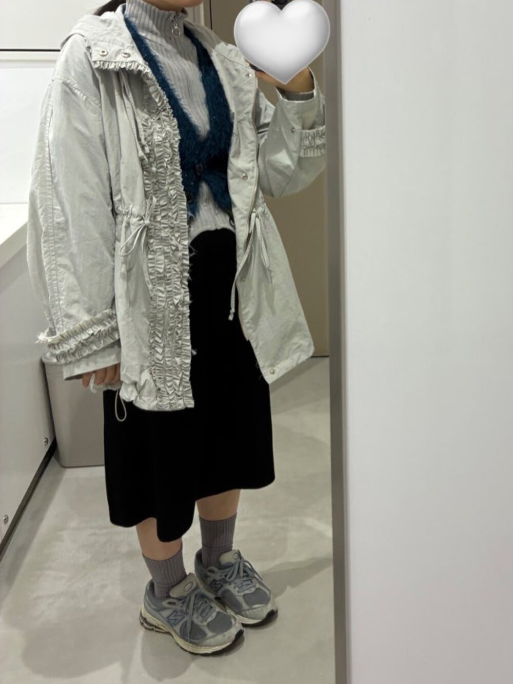 ブルー系のその他トップス、グレー系のニット/セーターを着用したレディースの冬コーディネートの2枚目の写真