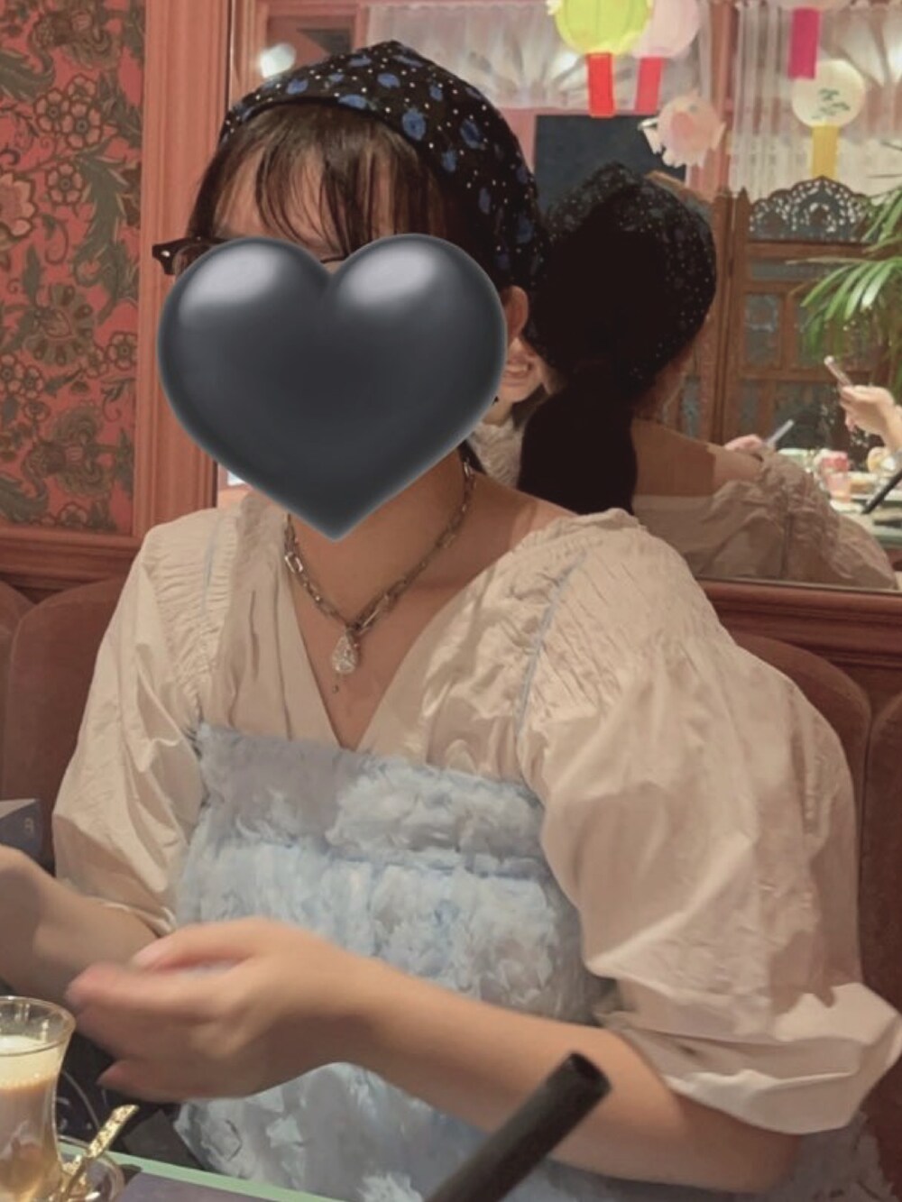 ブルー系のワンピース/ドレス、ブラウン系のソックス/靴下を着用したレディースの秋コーディネートの2枚目の写真