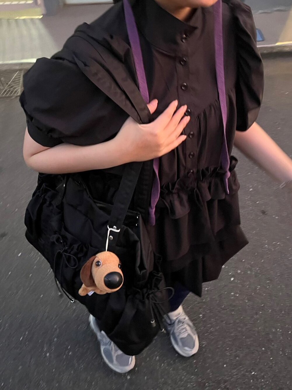 ブラック系のシャツ/ブラウス、ブラック系のバッグ、パープル系のハットを着用したレディースの夏コーディネートの2枚目の写真