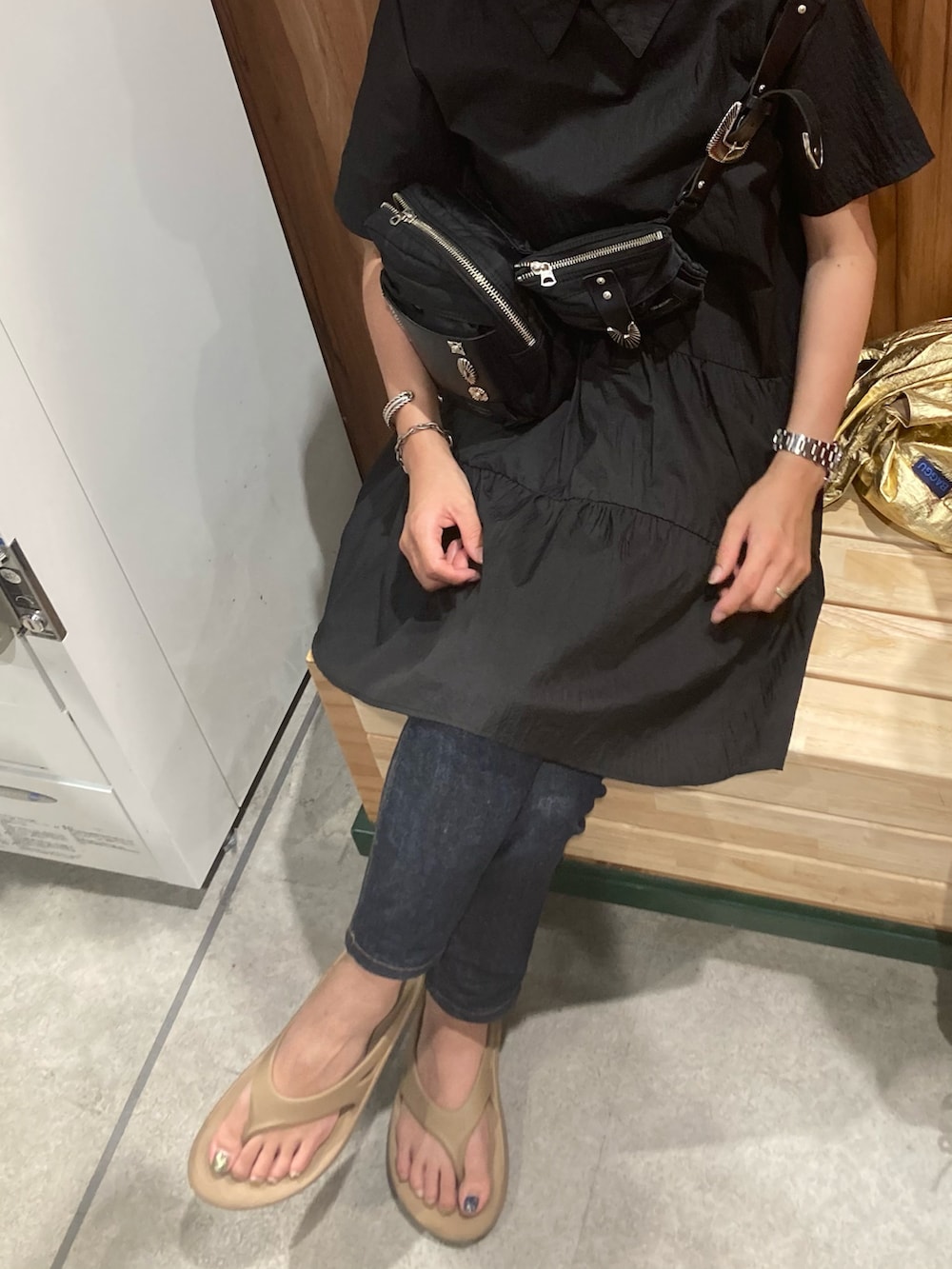 ブルー系のデニムパンツ、その他のスニーカー、ブラック系のその他トップスを着用したレディースの秋コーディネートの3枚目の写真