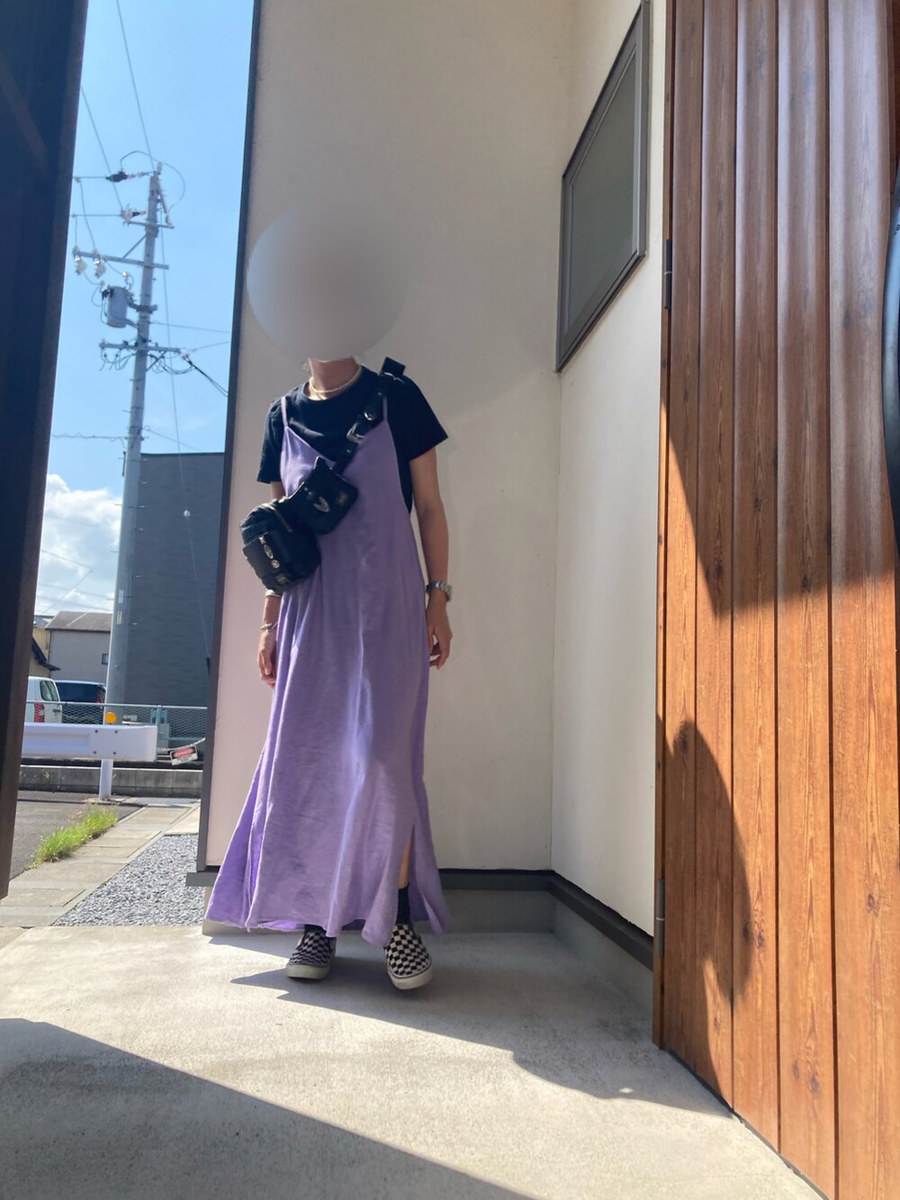 パープル系のワンピース、その他のスニーカー、ブラック系のショルダーバッグを着用したレディースの秋コーディネートの3枚目の写真