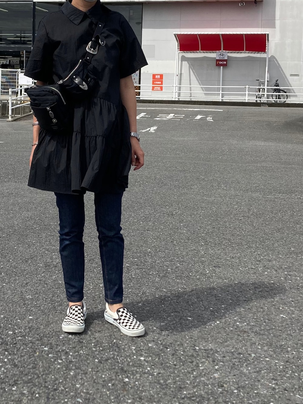 ブルー系のデニムパンツ、その他のスニーカー、ブラック系のその他トップスを着用したレディースの秋コーディネートの2枚目の写真