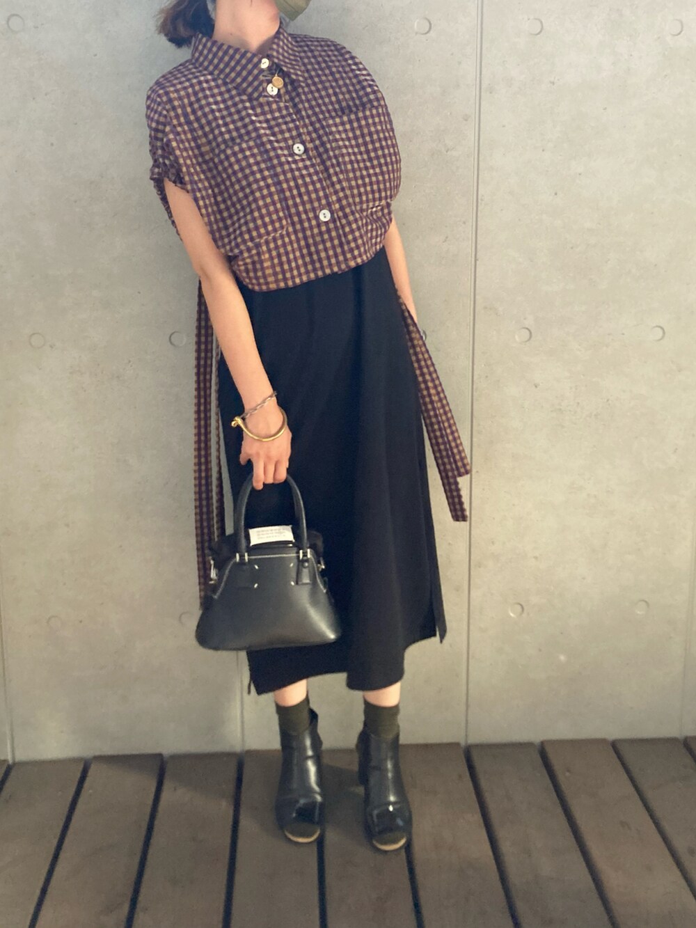 その他のシャツ/ブラウス、ブラック系のサンダル、ブラック系のショルダーバッグを着用したレディースの秋コーディネートの2枚目の写真