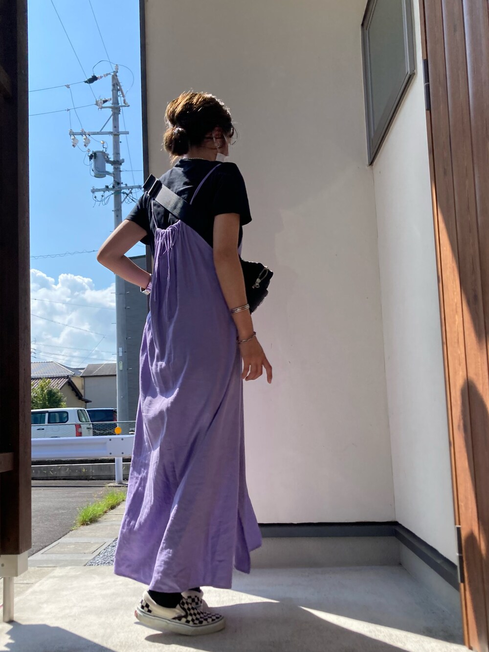 パープル系のワンピース、その他のスニーカー、ブラック系のショルダーバッグを着用したレディースの秋コーディネートの2枚目の写真