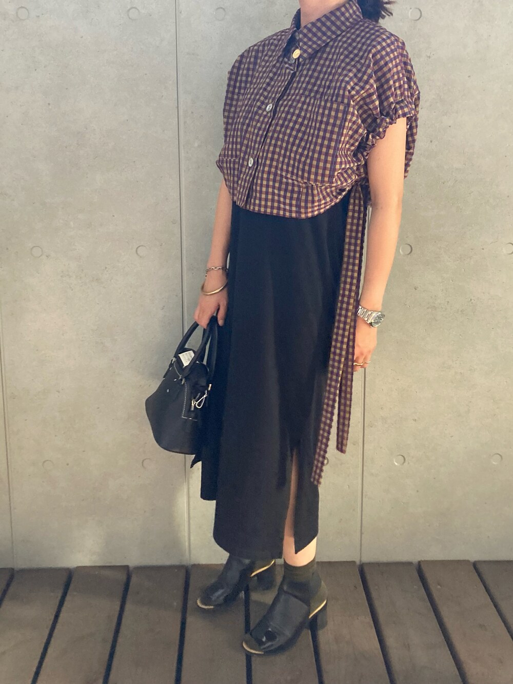 その他のシャツ/ブラウス、ブラック系のサンダル、ブラック系のショルダーバッグを着用したレディースの秋コーディネートの3枚目の写真