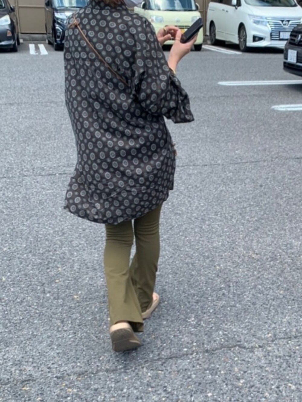 ベージュ系のサンダル、ブラック系のシャツ/ブラウスを着用したレディースの秋コーディネートの2枚目の写真