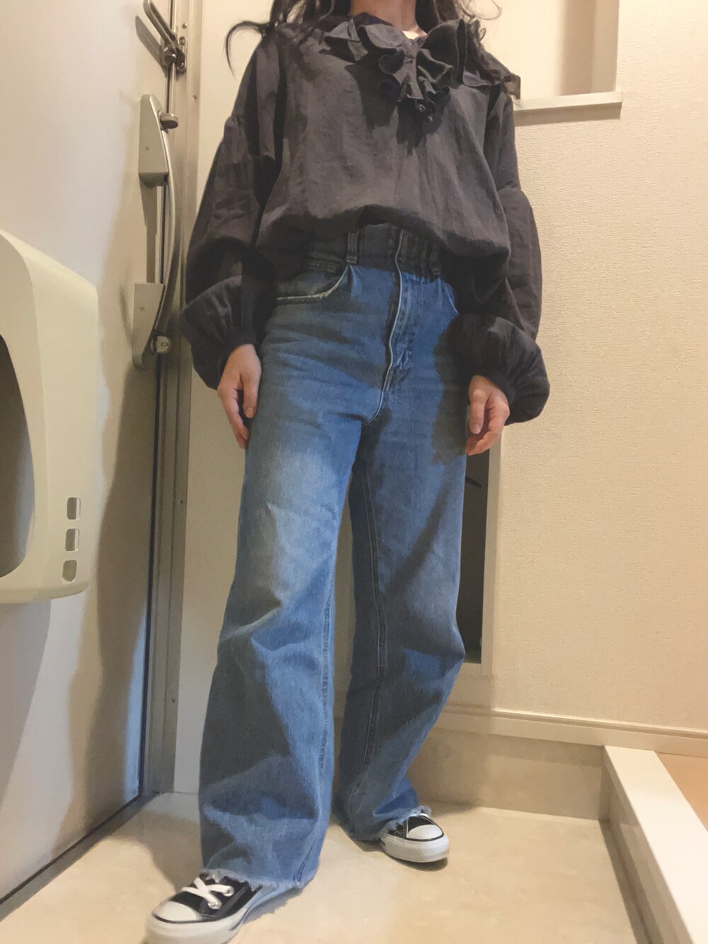 ブラック系のスニーカーを着用したレディースの冬コーディネートの2枚目の写真