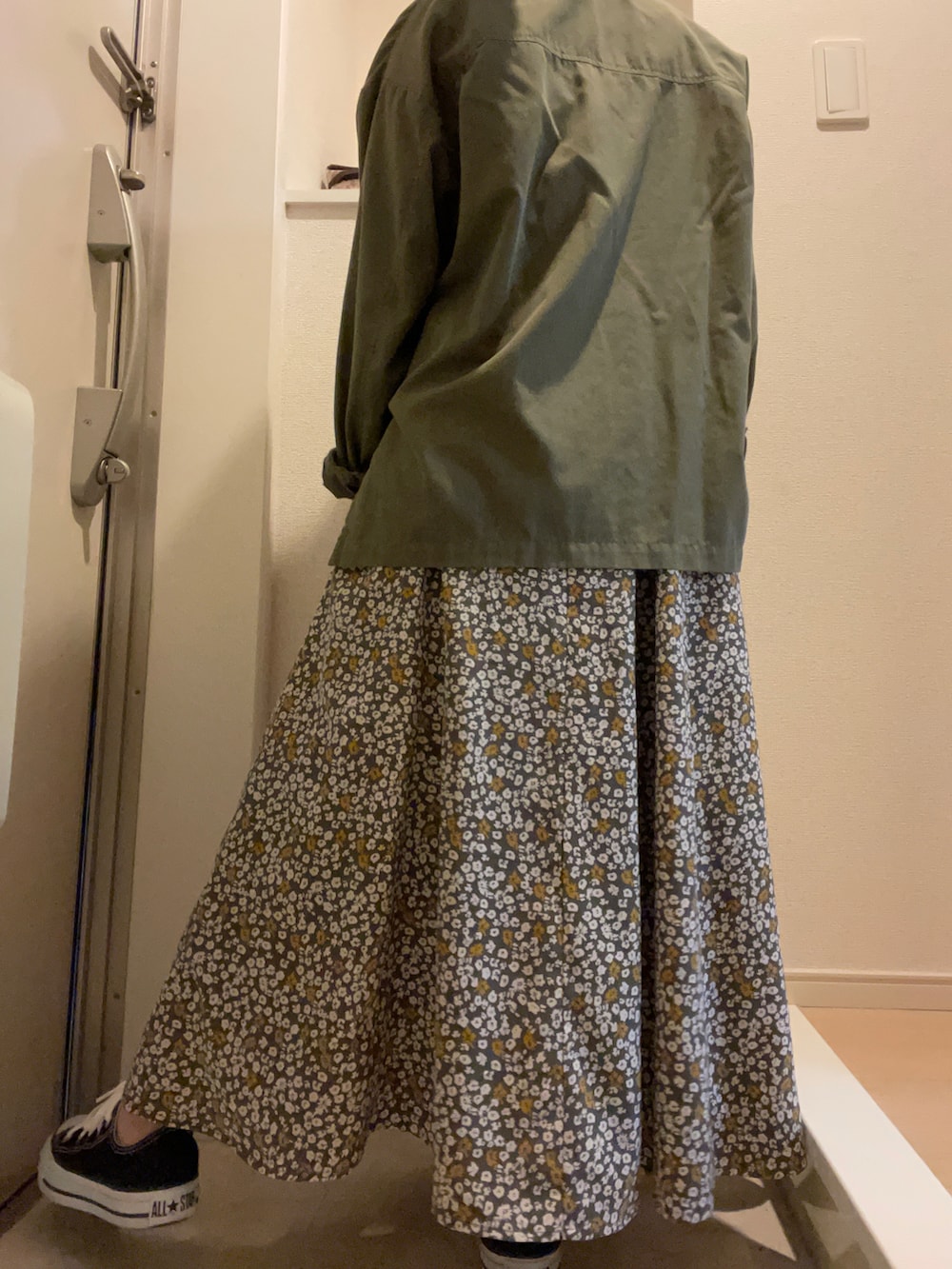 ブラック系のスニーカーを着用したレディースの春コーディネートの3枚目の写真