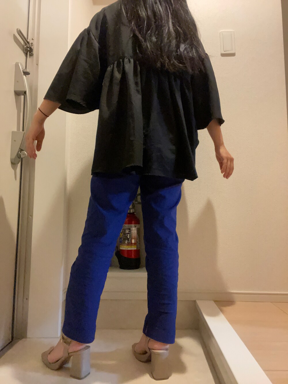 ブルー系のパンツを着用したレディースの春コーディネートの2枚目の写真