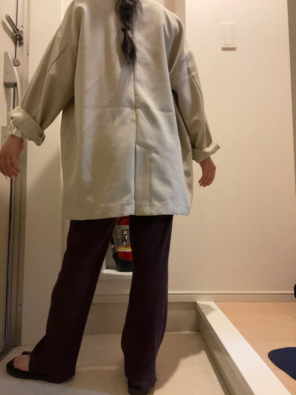 ブラウン系のパンツを着用したレディースの春コーディネートの2枚目の写真