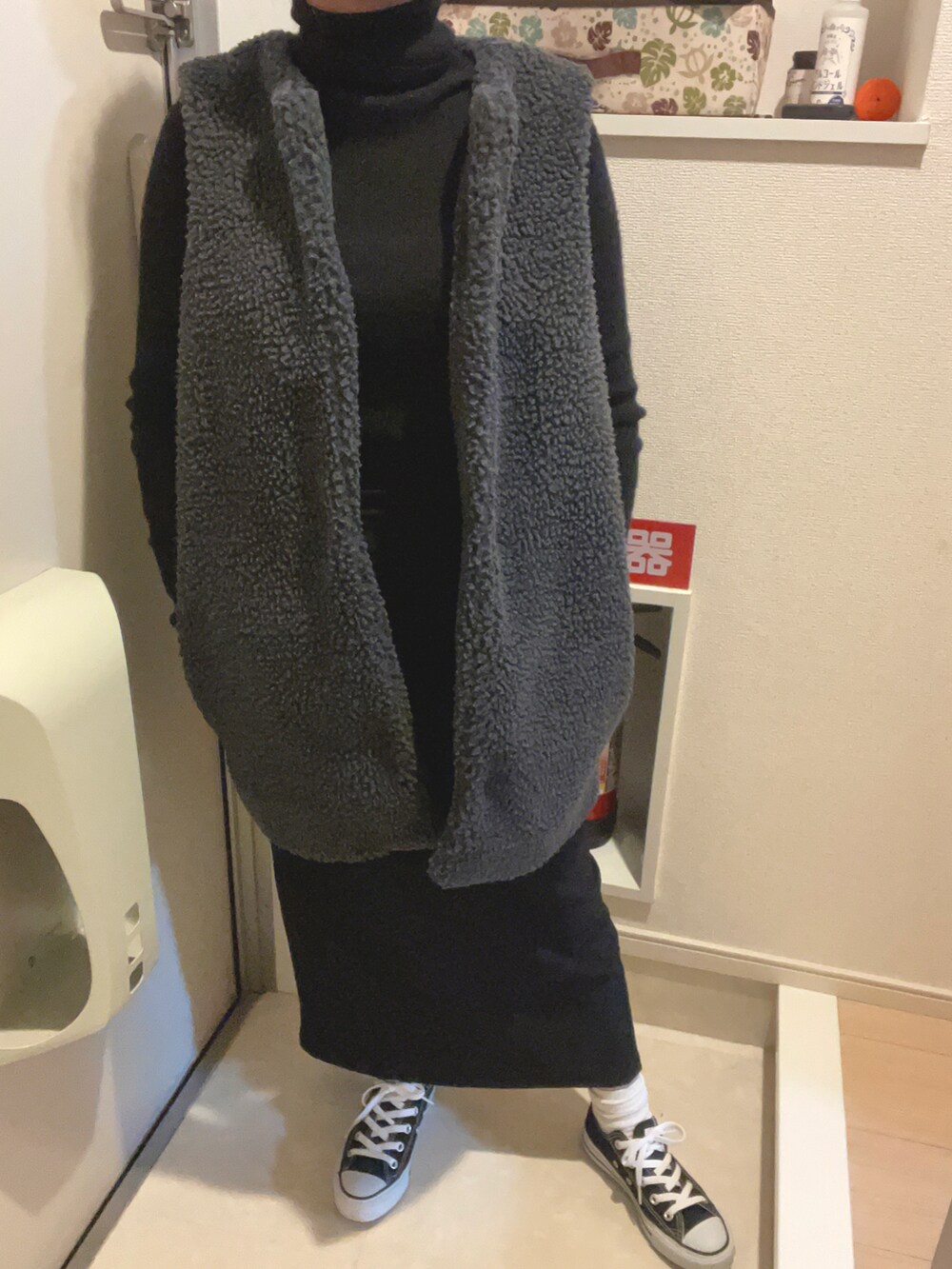 ブラック系のスニーカーを着用したレディースの冬コーディネートの2枚目の写真