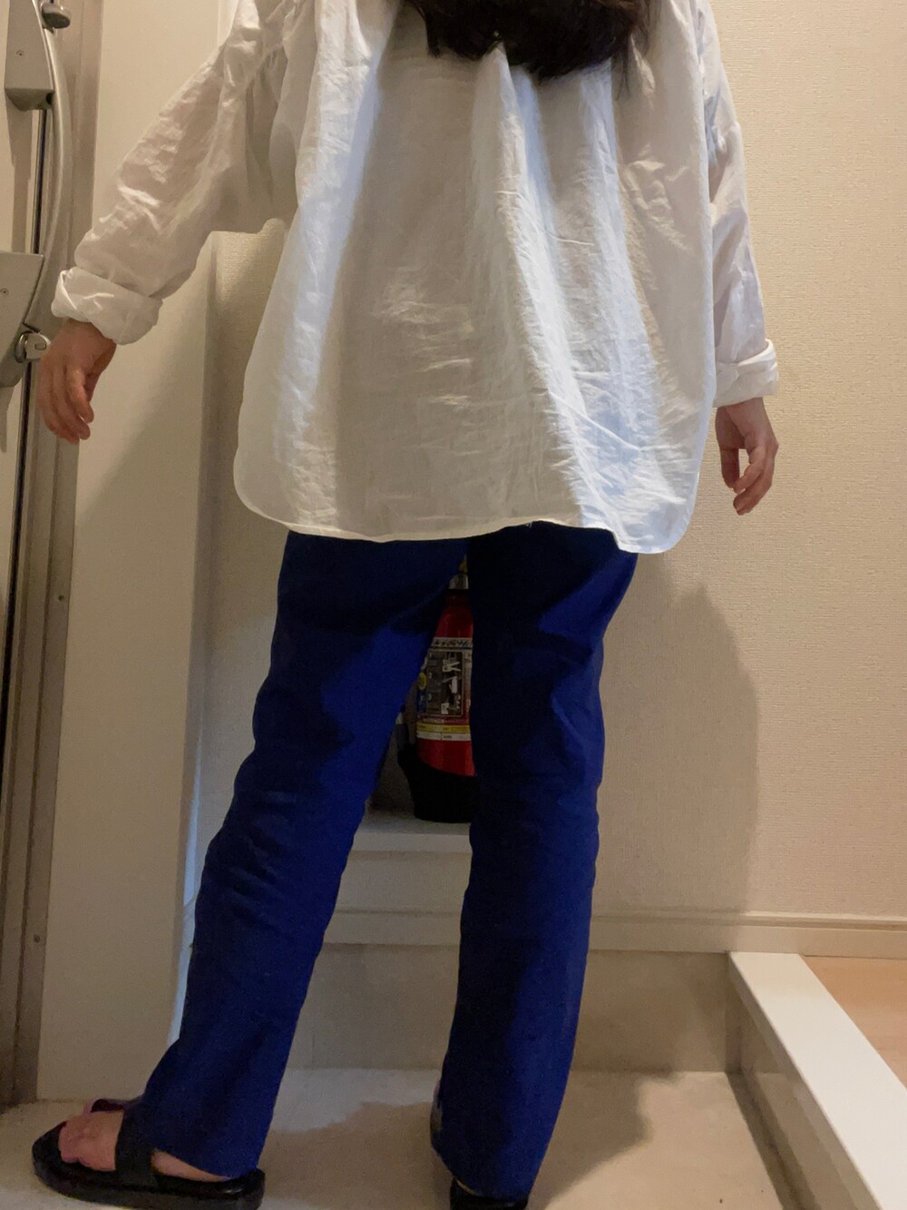 ブルー系のパンツを着用したレディースの春コーディネートの3枚目の写真