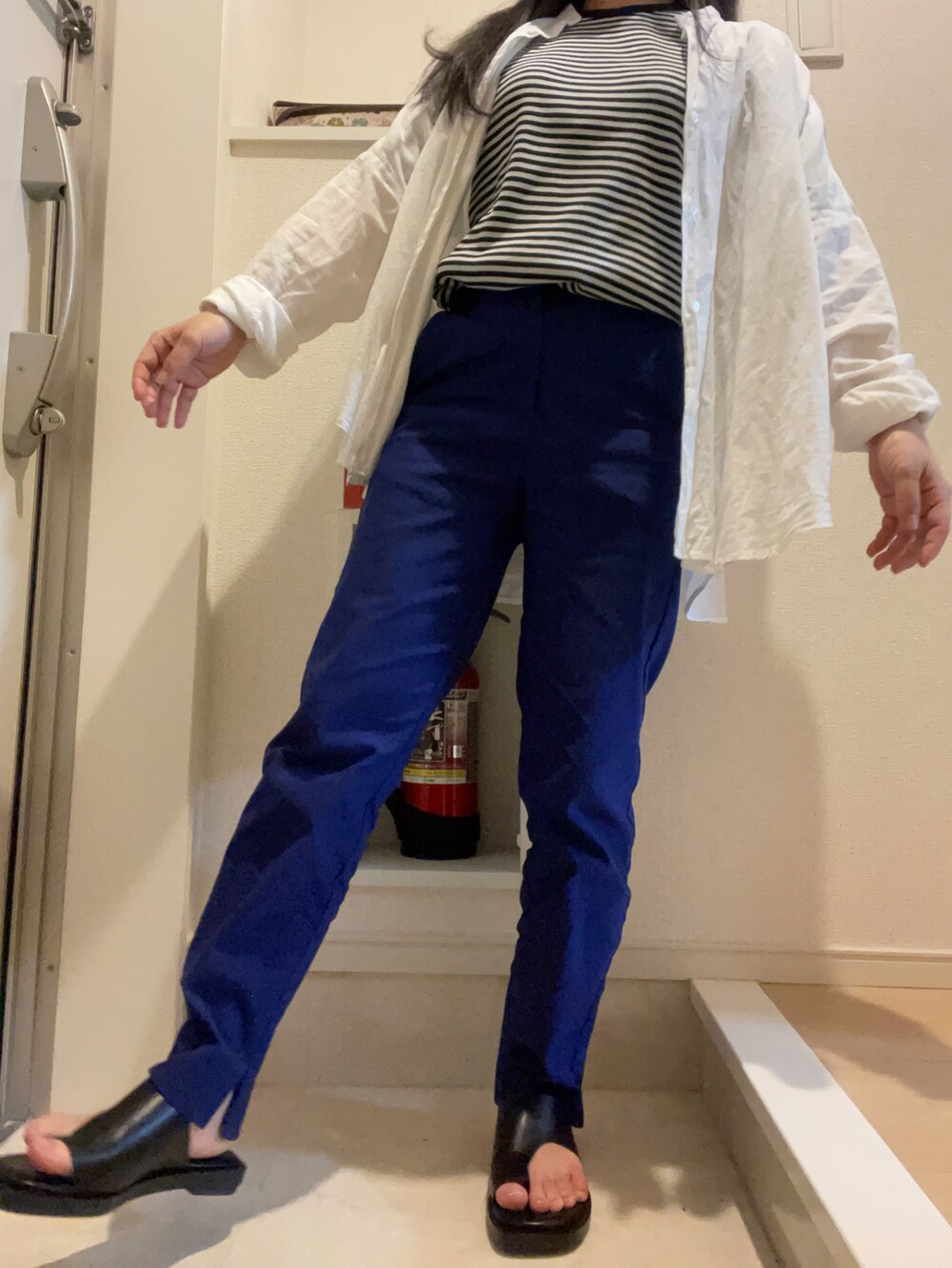 ブルー系のパンツを着用したレディースの春コーディネートの2枚目の写真