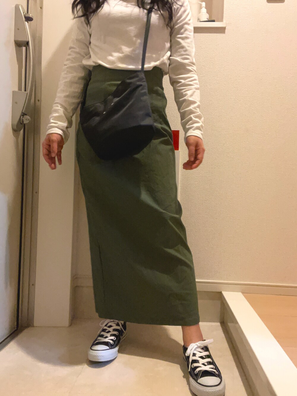 ブラック系のスニーカーを着用したレディースの冬コーディネートの2枚目の写真