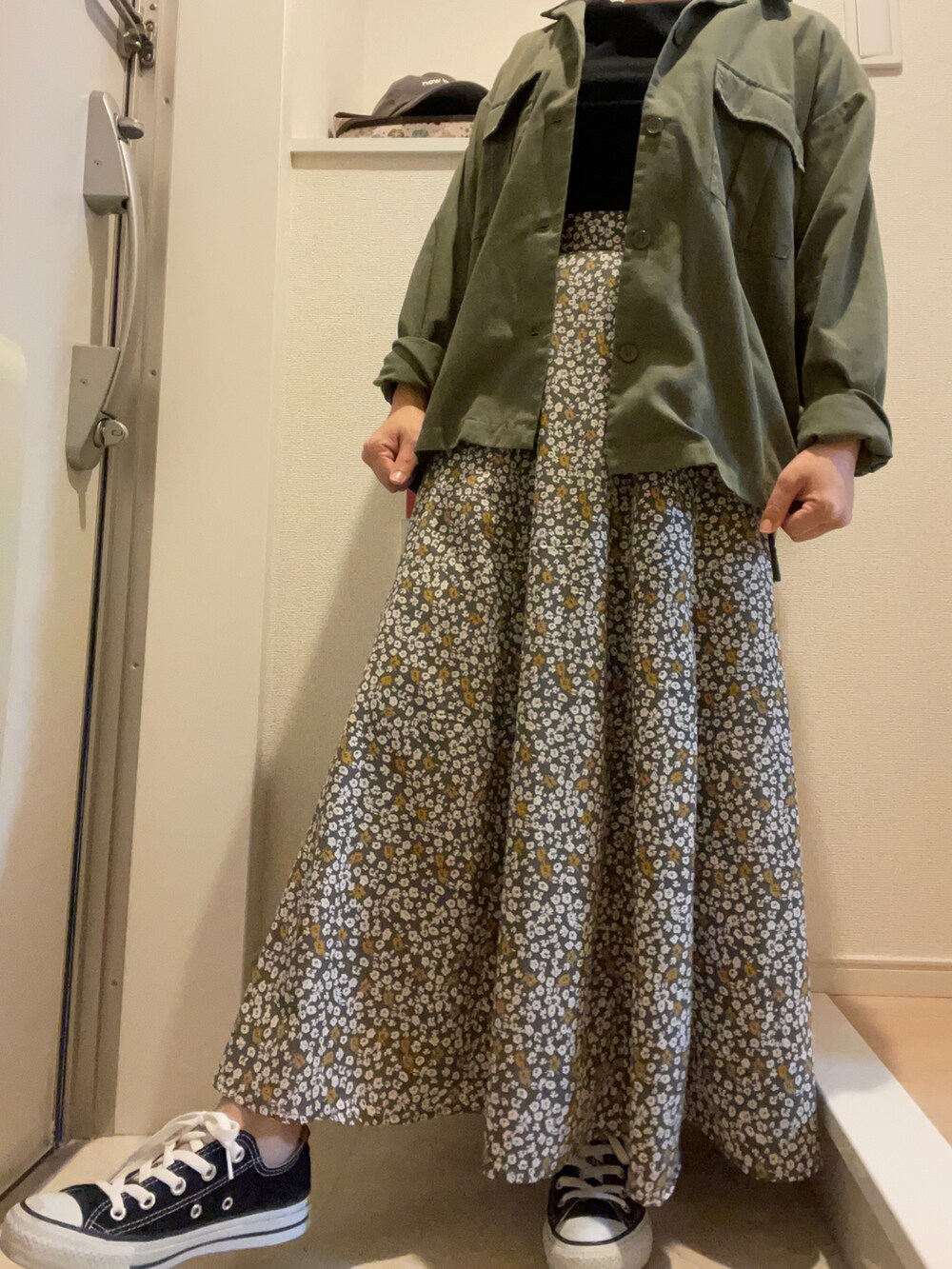 ブラック系のスニーカーを着用したレディースの春コーディネートの2枚目の写真