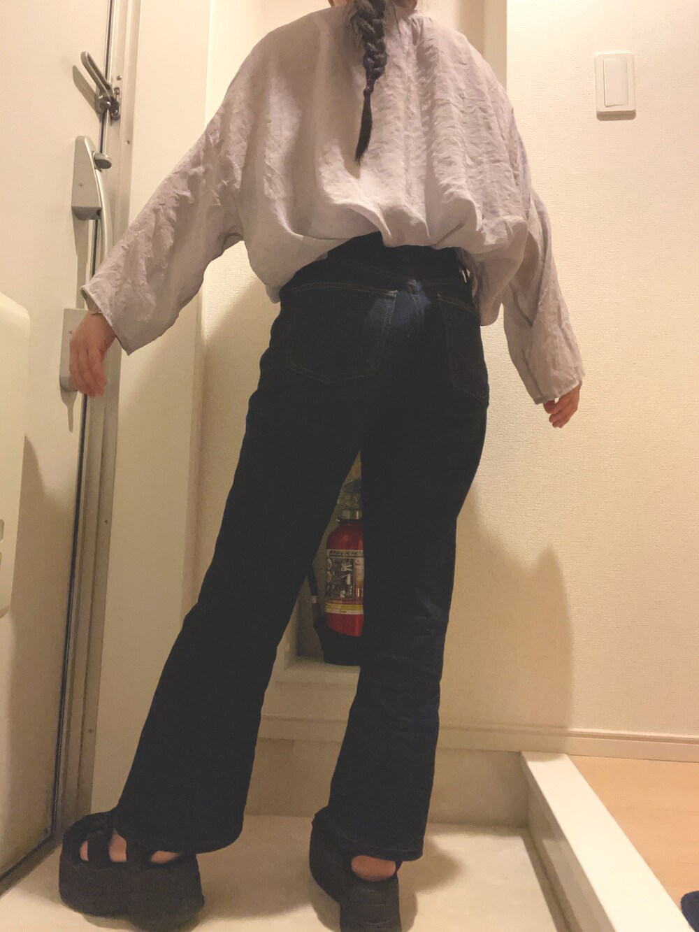 ブルー系のパンツを着用したレディースの春コーディネートの2枚目の写真
