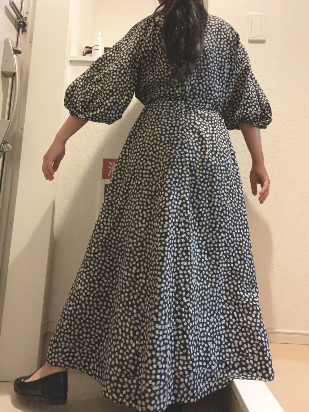 ブラック系のワンピースを着用したレディースの秋コーディネートの2枚目の写真