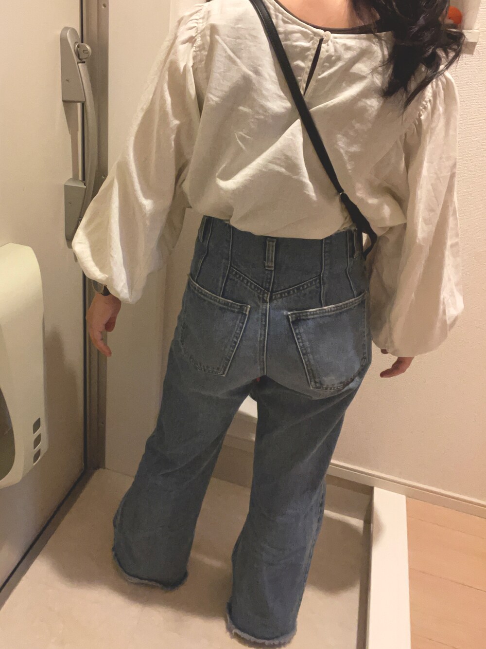 ブラック系のスニーカーを着用したレディースの冬コーディネートの3枚目の写真