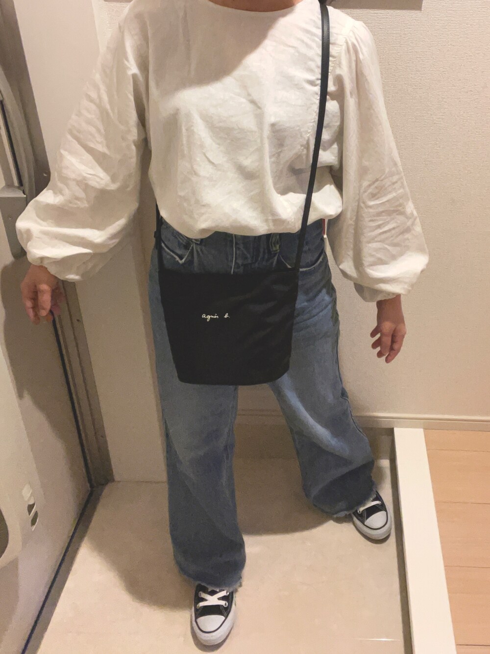 ブラック系のスニーカーを着用したレディースの冬コーディネートの2枚目の写真