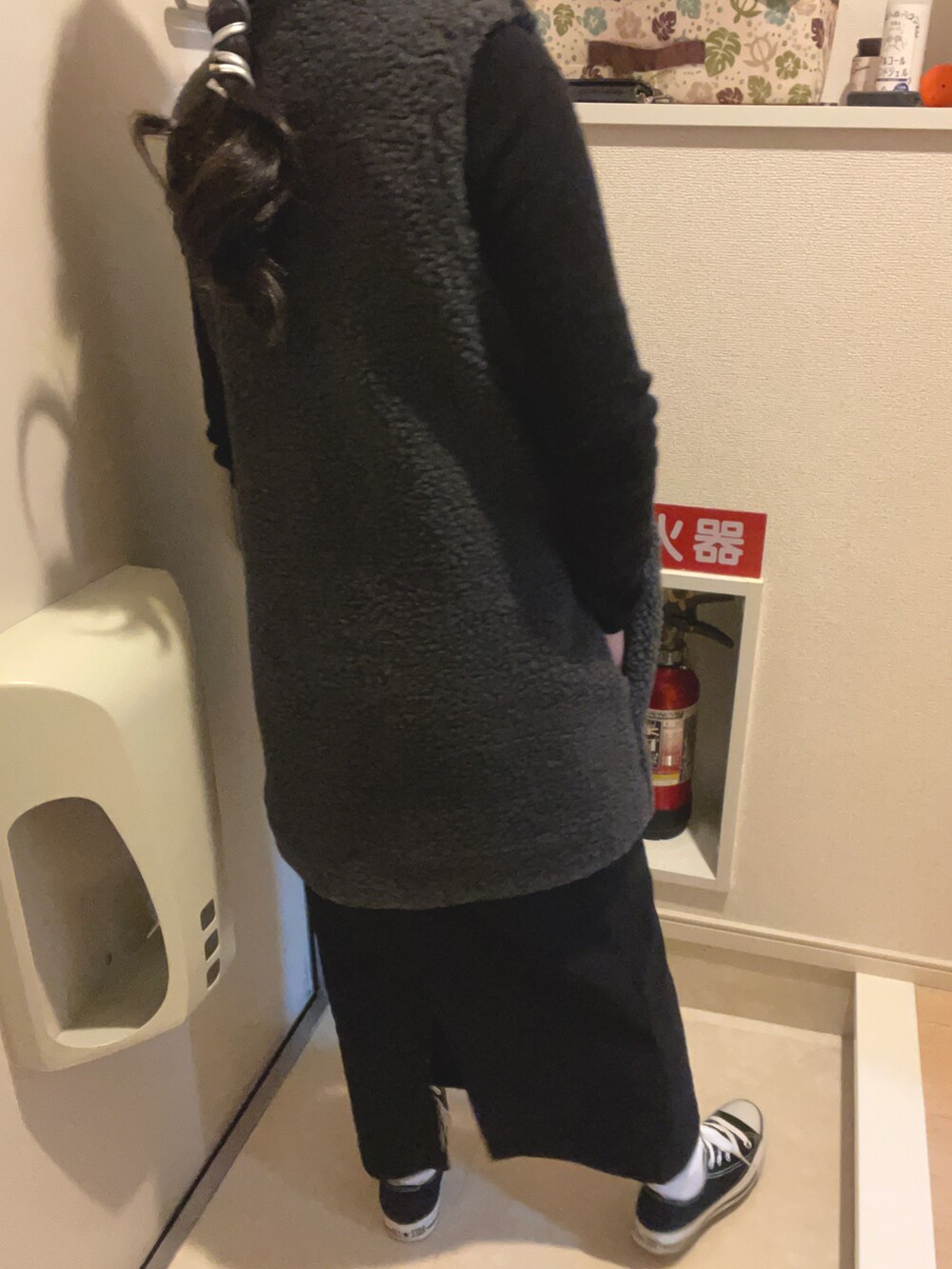 ブラック系のスニーカーを着用したレディースの冬コーディネートの3枚目の写真