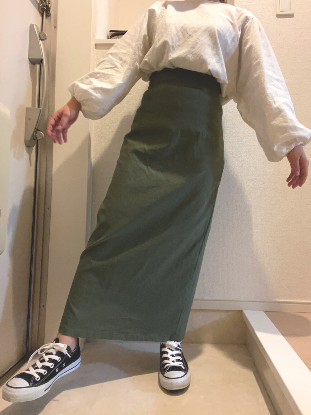 ブラック系のスニーカーを着用したレディースの春コーディネートの3枚目の写真