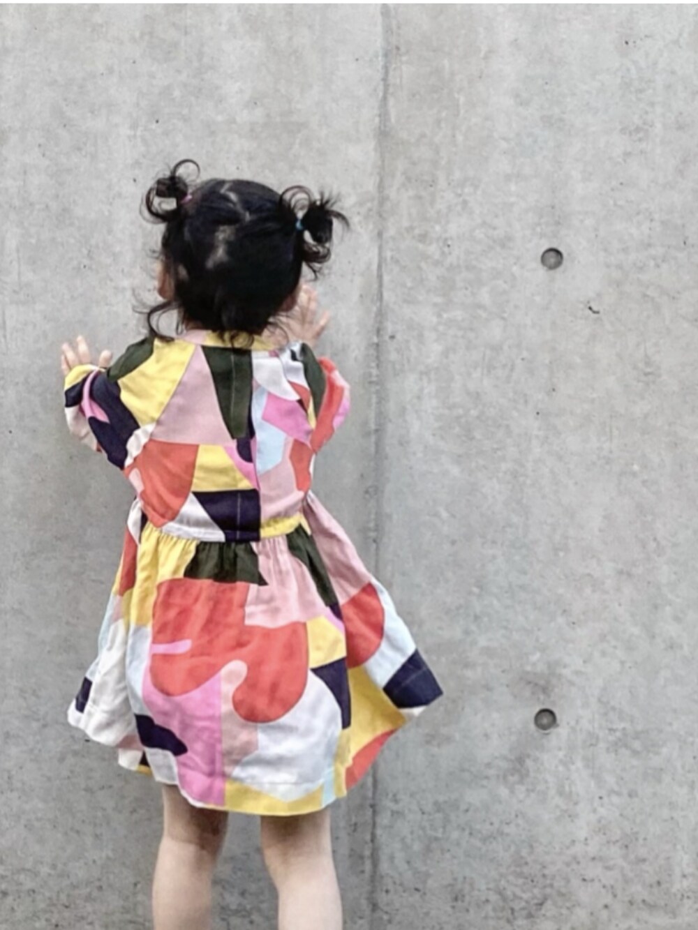 その他のワンピースを着用したキッズの春コーディネートの2枚目の写真