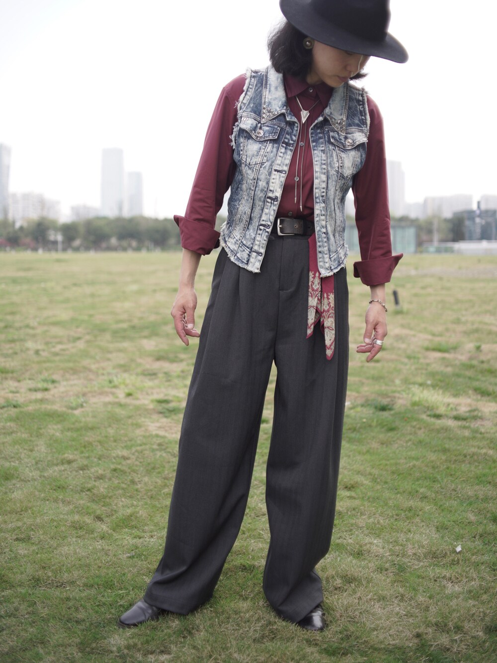 ブラック系のその他シューズ、グレー系のスラックス、レッド系のバンダナ/スカーフを着用したレディースの春コーディネートの2枚目の写真