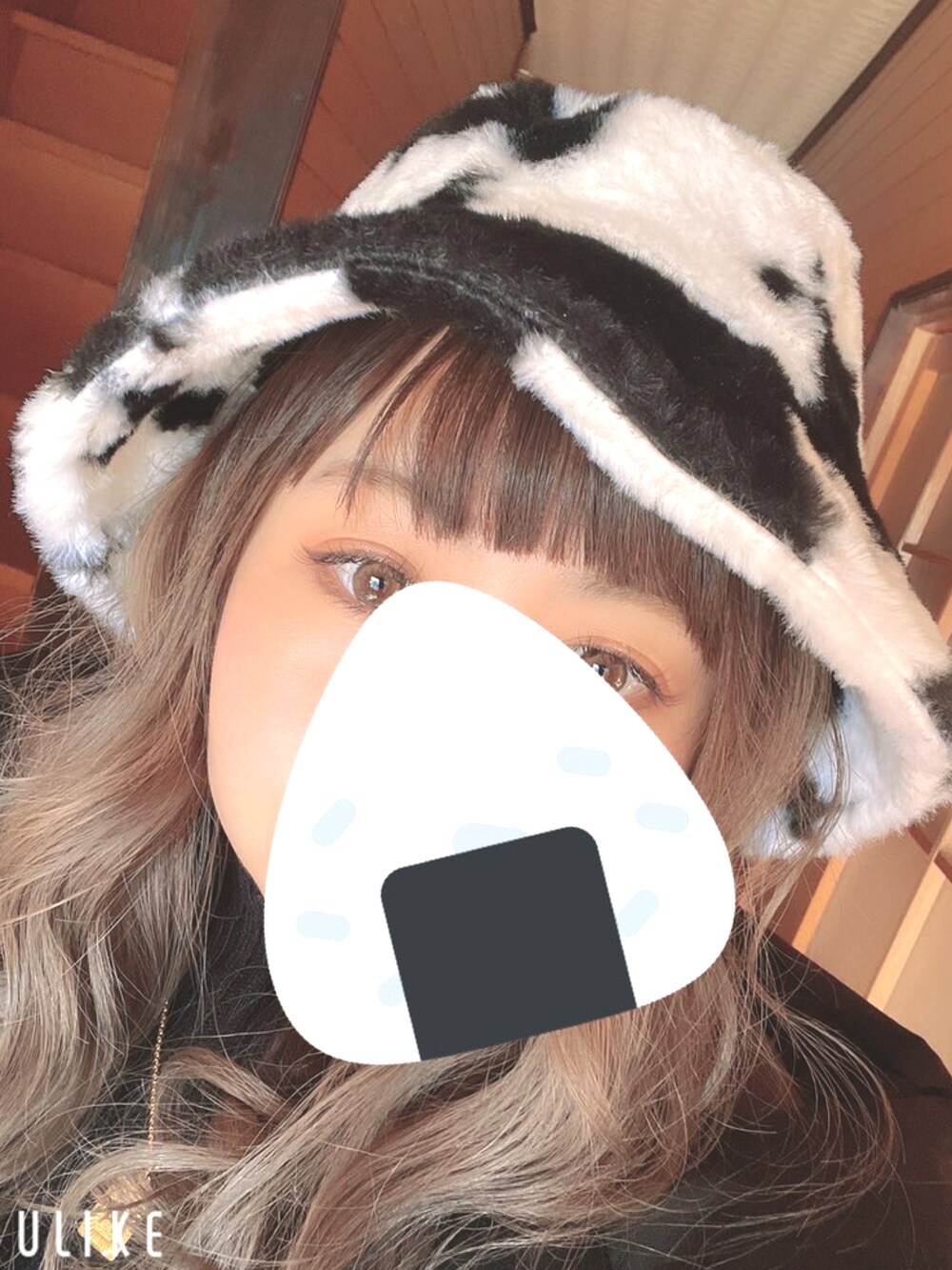 ブラック系のその他アウター、ブラック系のニット/セーター、オレンジ系のパンツを着用したレディースの冬コーディネートの2枚目の写真