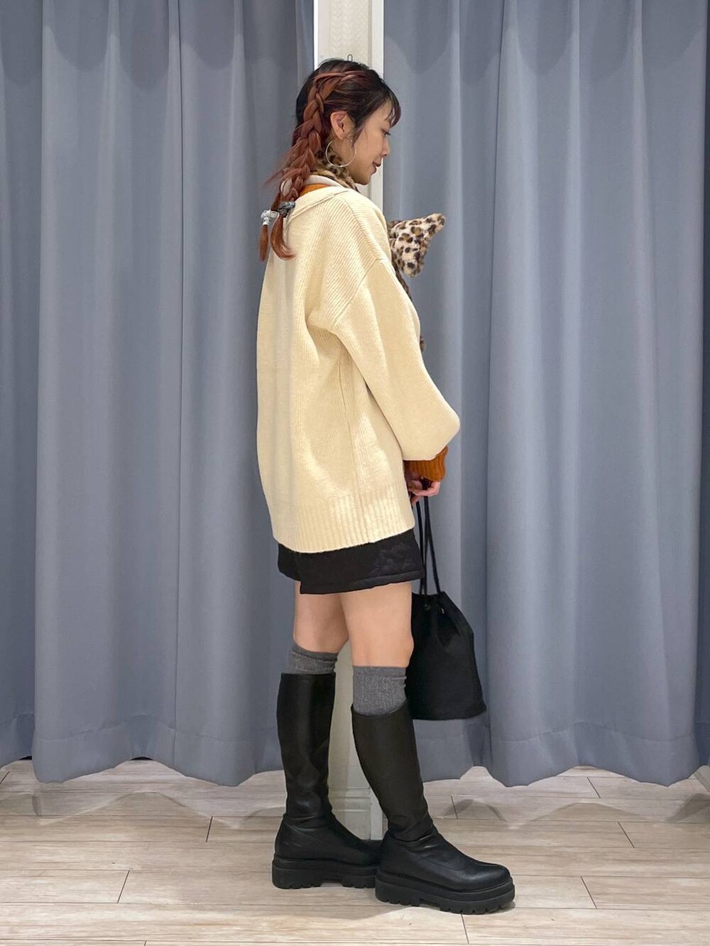 ブラック系のその他パンツ、ブラック系のブーツ、ブラック系のハンドバッグを着用したレディースの冬コーディネートの5枚目の写真