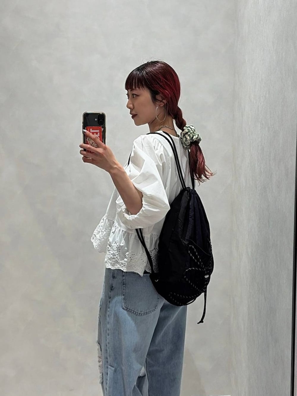 ゴールド系のタンクトップ、ブルー系のデニムパンツ、ホワイト系のシャツ/ブラウスを着用したレディースの春コーディネートの3枚目の写真
