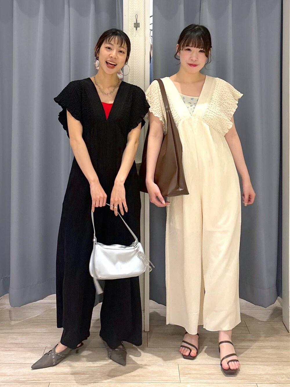 シルバー系のトートバッグ、グレー系のパンプス、ブラック系のサロペット/オーバーオールを着用したレディースの春コーディネートの7枚目の写真