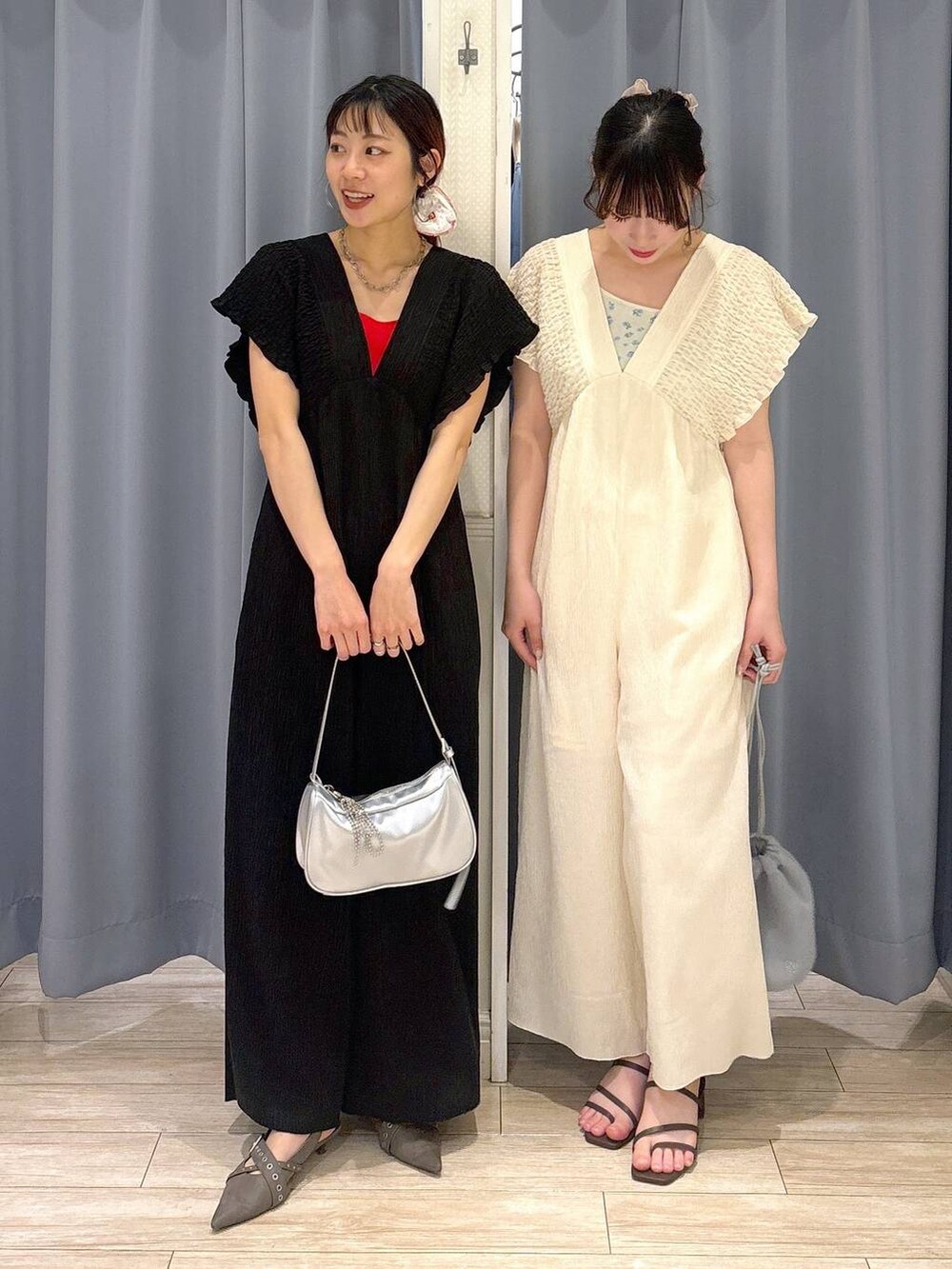 シルバー系のトートバッグ、グレー系のパンプス、ブラック系のサロペット/オーバーオールを着用したレディースの春コーディネートの3枚目の写真