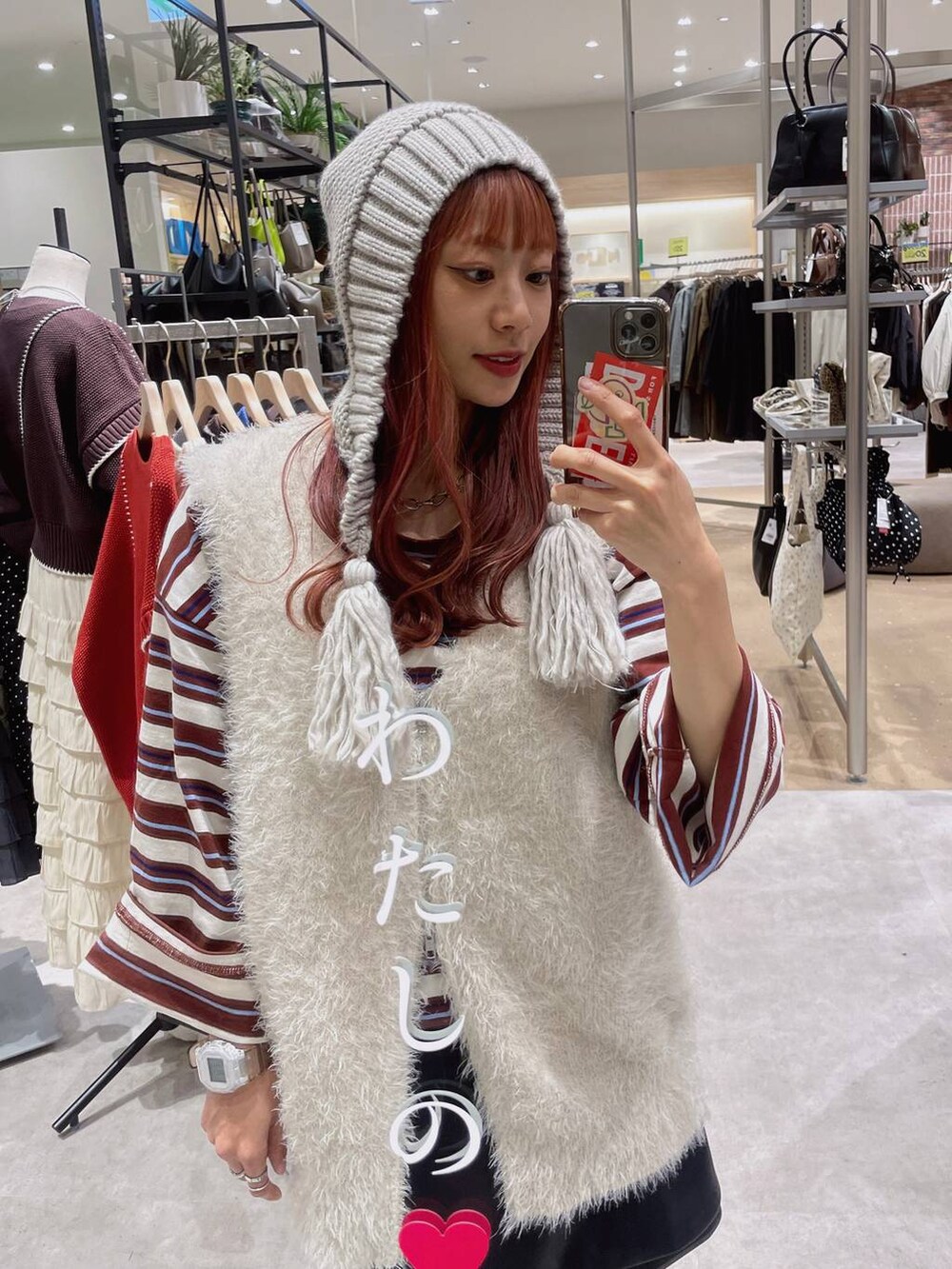 ブラック系のその他パンツ、ブラック系のスカート、ホワイト系のTシャツ/カットソーを着用したレディースの冬コーディネートの2枚目の写真