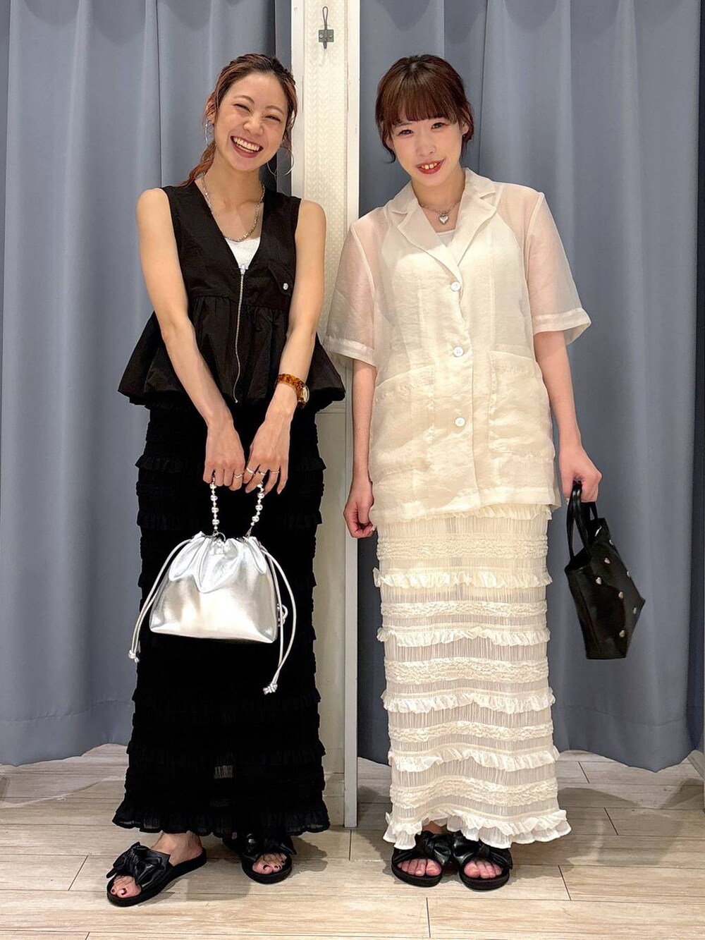 ホワイト系のTシャツ/カットソー、ブラック系のショルダーバッグ、ブラック系のベストを着用したレディースの夏コーディネートの3枚目の写真