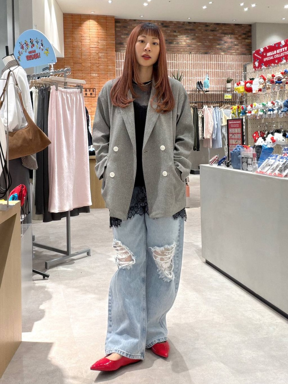 グレー系のテーラードジャケット、ブラック系のTシャツ/カットソー、ブルー系のデニムパンツを着用したレディースの春コーディネートの5枚目の写真