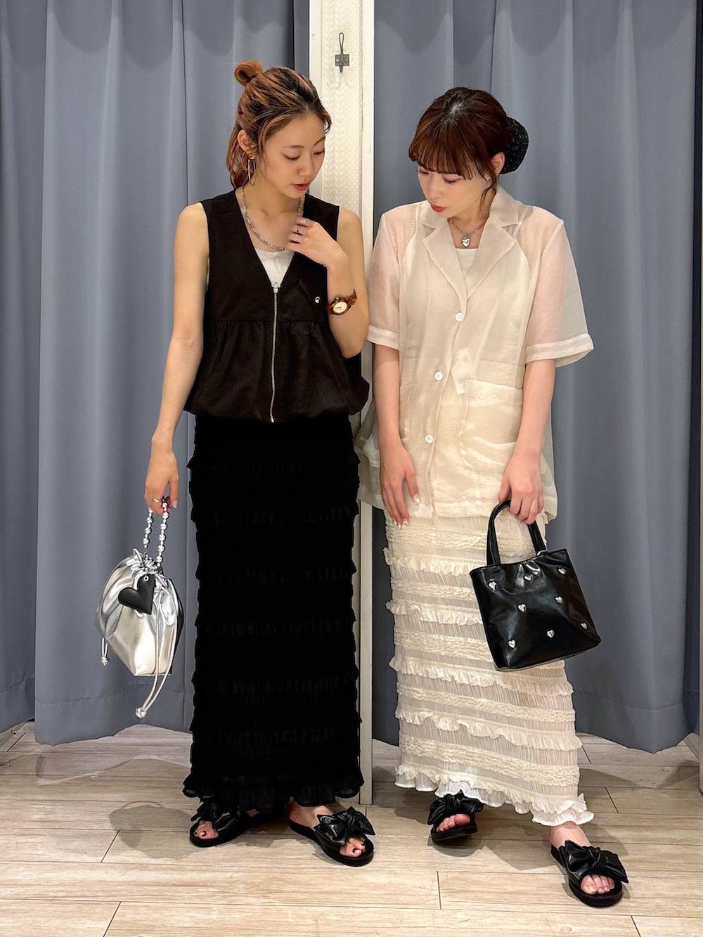 ホワイト系のTシャツ/カットソー、ブラック系のショルダーバッグ、ブラック系のベストを着用したレディースの夏コーディネートの2枚目の写真