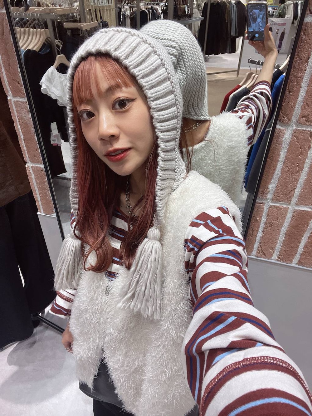 ブラック系のその他パンツ、ブラック系のスカート、ホワイト系のTシャツ/カットソーを着用したレディースの冬コーディネートの3枚目の写真