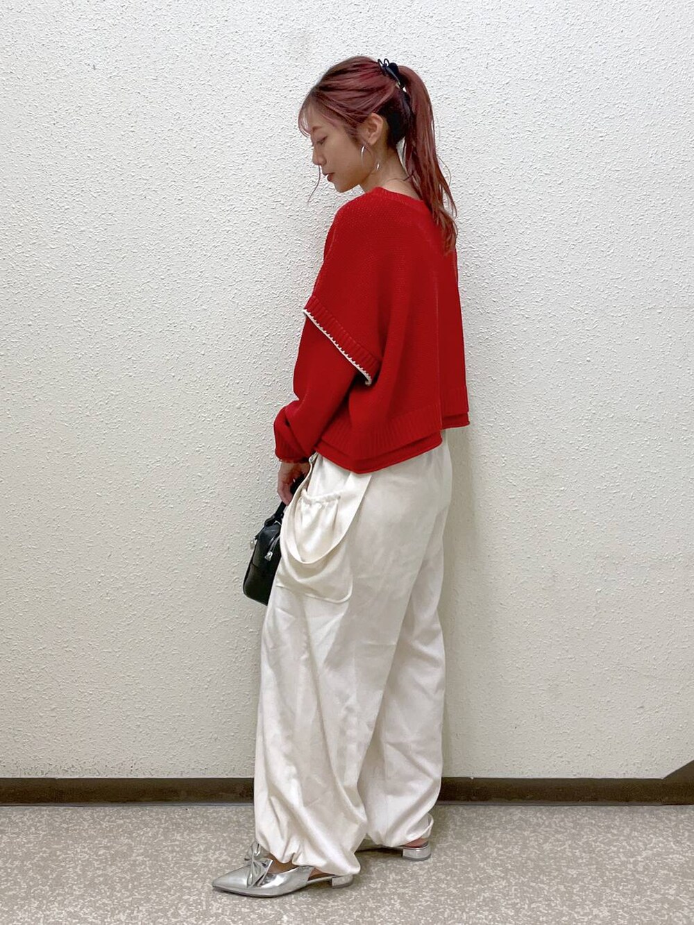 シルバー系のパンプス、ホワイト系のワンピース、ブラック系のボストンバッグを着用したレディースの秋コーディネートの4枚目の写真