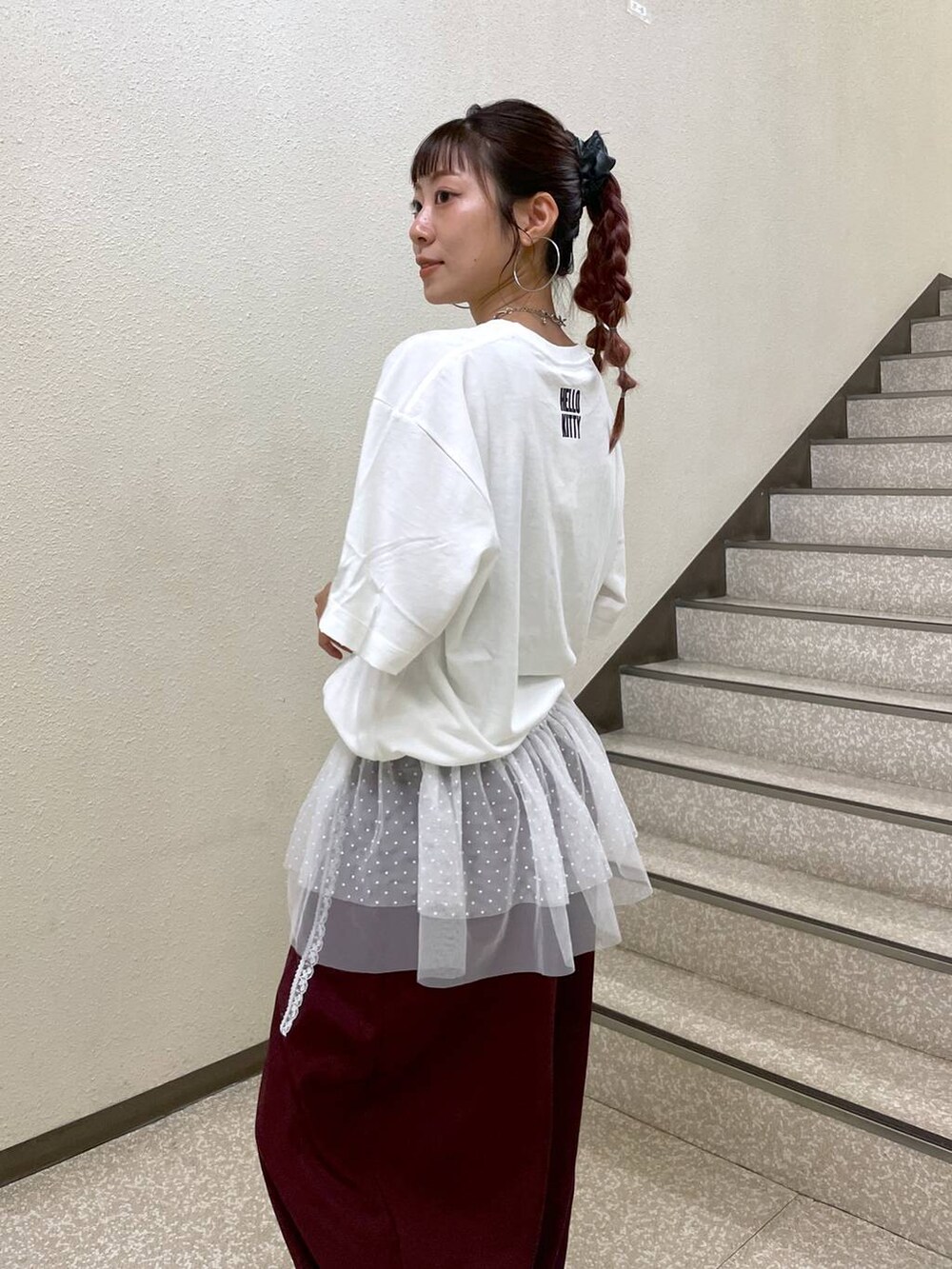 ブラック系のサンダル、パープル系のその他パンツ、ホワイト系のデジタル腕時計を着用したレディースの夏コーディネートの9枚目の写真
