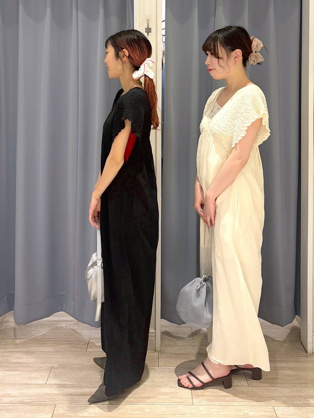 シルバー系のトートバッグ、グレー系のパンプス、ブラック系のサロペット/オーバーオールを着用したレディースの春コーディネートの4枚目の写真