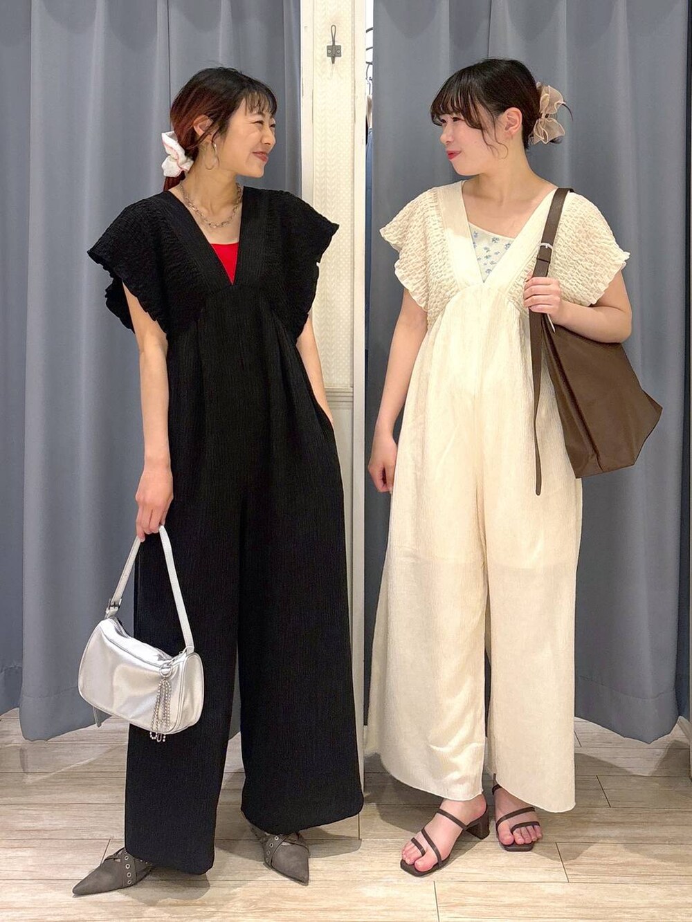 シルバー系のトートバッグ、グレー系のパンプス、ブラック系のサロペット/オーバーオールを着用したレディースの春コーディネートの2枚目の写真
