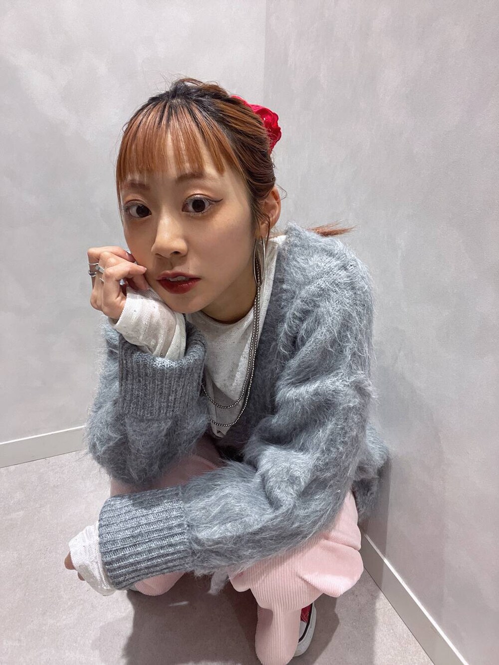ピンク系のその他パンツ、グレー系のカーディガン/ボレロ、ホワイト系のTシャツ/カットソーを着用したレディースの冬コーディネートの2枚目の写真